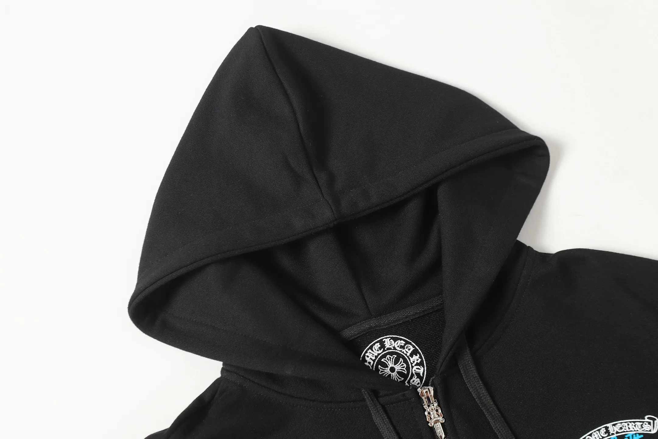 P260 02 cross-border model, please do not place an order if you pursue quality - Chrome Hearts/Chrome Hearts Horseshoe Sanskrit printed zipper sweatshirt cardigan jacket - High weight, high density and high quality. The wool is soft, delicate and skin-friendly. It feels soft and silky. It has excellent warmth and skin-friendly properties. - Custom-woven and dyed, no color difference. No matter the fabric or workmanship details, it beats the ordinary version on the market. - Hardware zipper accessories are all customized, full of details - Color: black white -Size: S M L XL